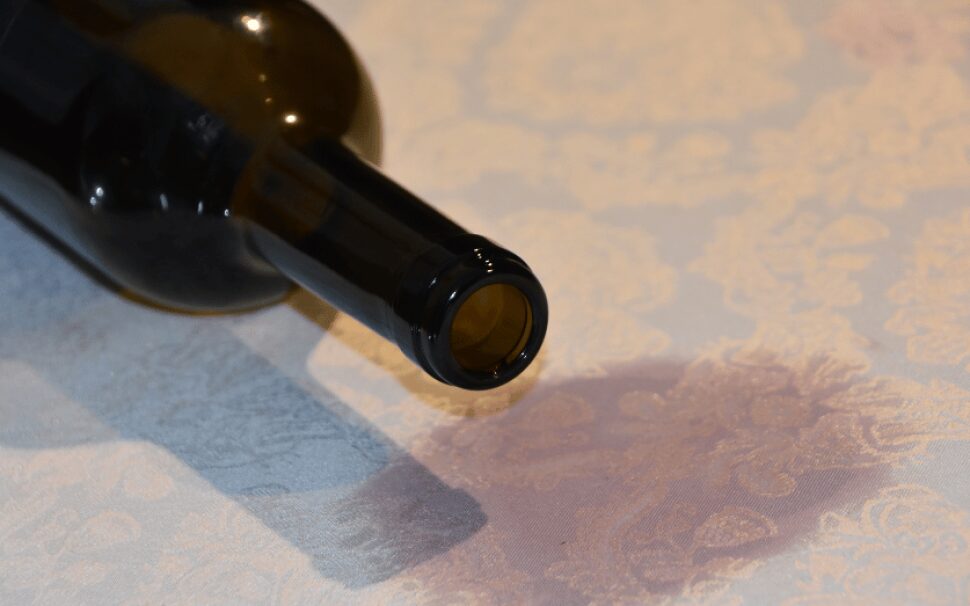 Comment enlever une tache de vin rouge sur une nappe ?