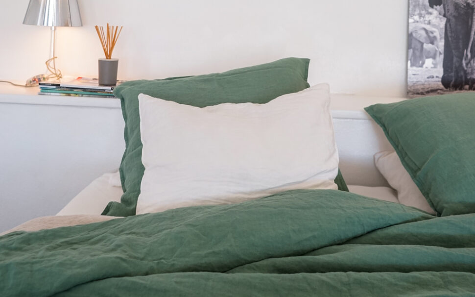 Soigner la décoration d'une chambre d'hôte avec du linge de lit en lin