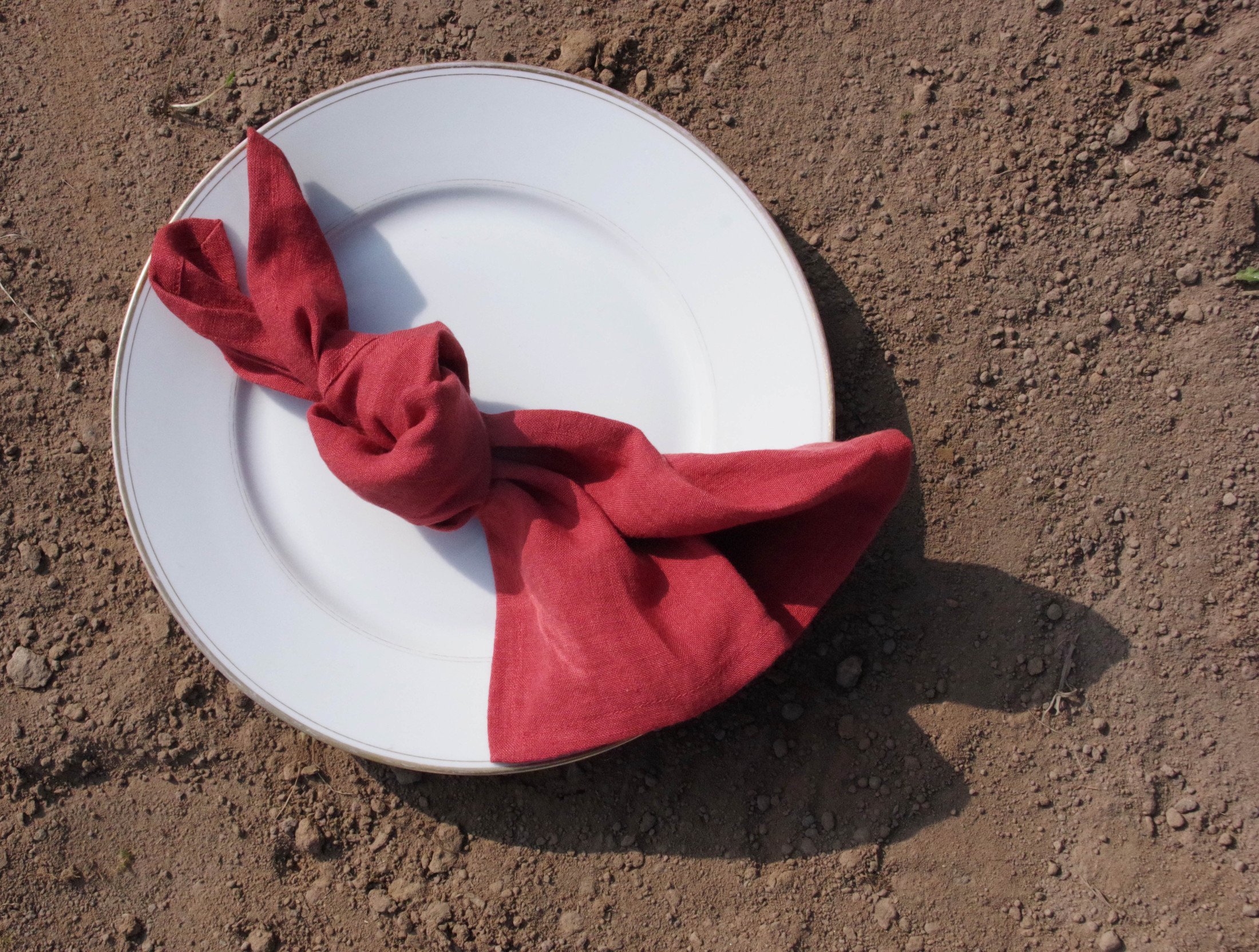 Serviette de table rouge grenat en tissu. - Made in France.
