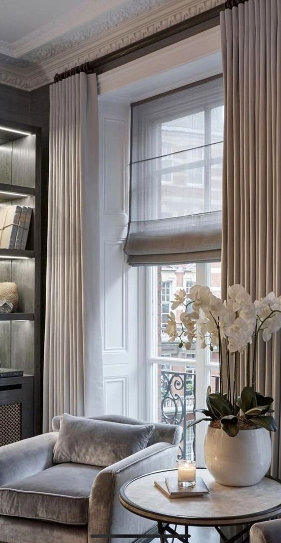 Un store est associé à des rideaux pour un style élégant et sophistique